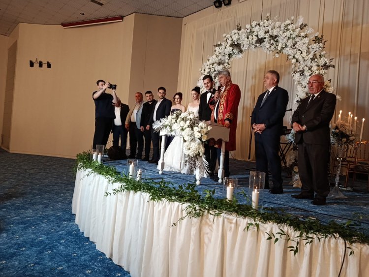 GENÇ ÇİFTİMİZE BİR ÖMÜR BOYU MUTLULUKLAR DİLERİZ...