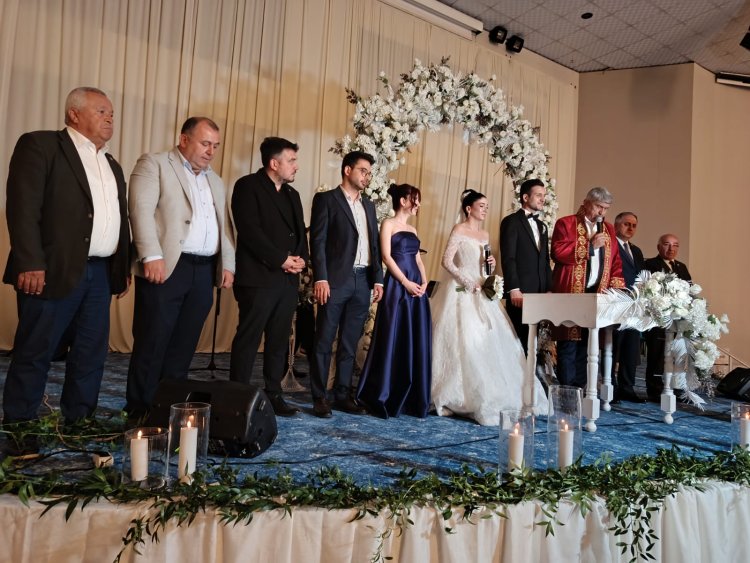 GENÇ ÇİFTİMİZE BİR ÖMÜR BOYU MUTLULUKLAR DİLERİZ...