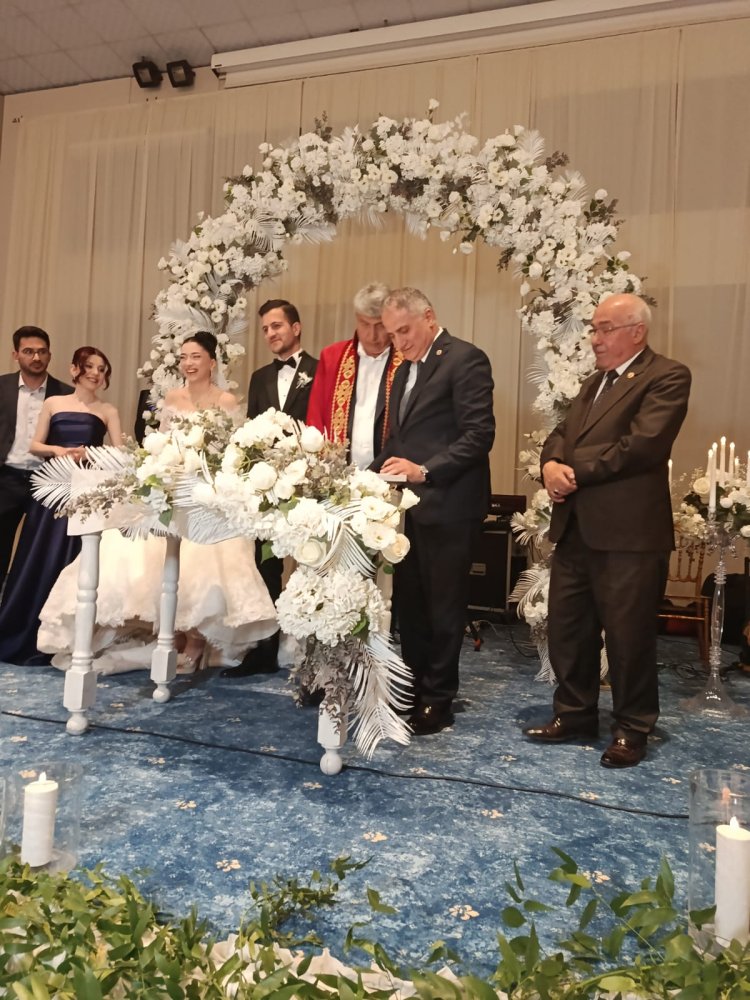 GENÇ ÇİFTİMİZE BİR ÖMÜR BOYU MUTLULUKLAR DİLERİZ...
