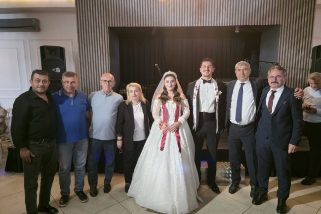 GENÇ ÇİFTİMİZE BİR ÖMÜR BOYU MUTLULUKLAR DİLERİZ...
