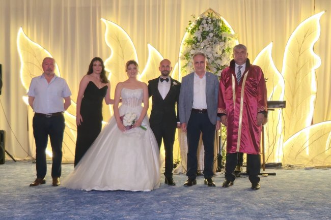 GENÇ ÇİFTİMİZE BİR ÖMÜR BOYU MUTLULUKLAR DİLERİZ...