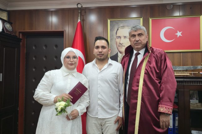 GENÇ ÇİFTİMİZE BİR ÖMÜR BOYU MUTLULUKLAR DİLERİZ...