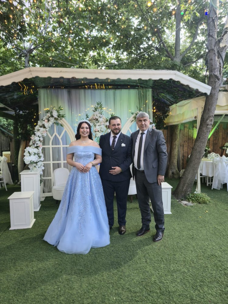 GENÇ ÇİFTİMİZE BİR ÖMÜR BOYU MUTLULUKLAR DİLERİZ...
