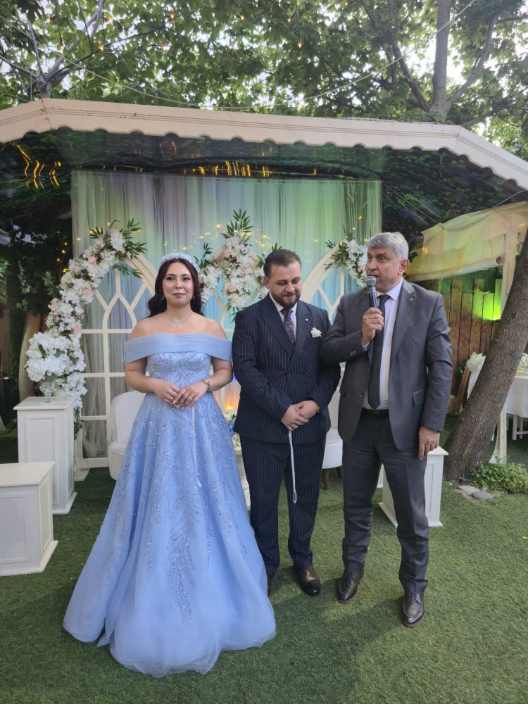 GENÇ ÇİFTİMİZE BİR ÖMÜR BOYU MUTLULUKLAR DİLERİZ...
