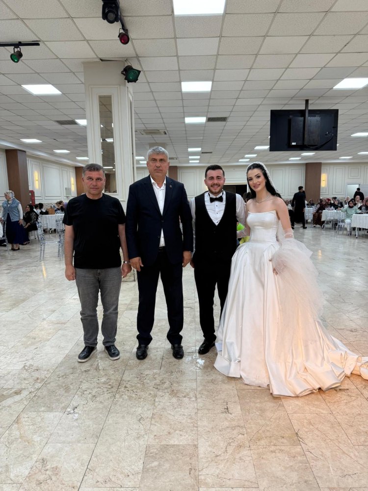 GENÇ ÇİFTİMİZE BİR ÖMÜR BOYU MUTLULUKLAR DİLERİZ...