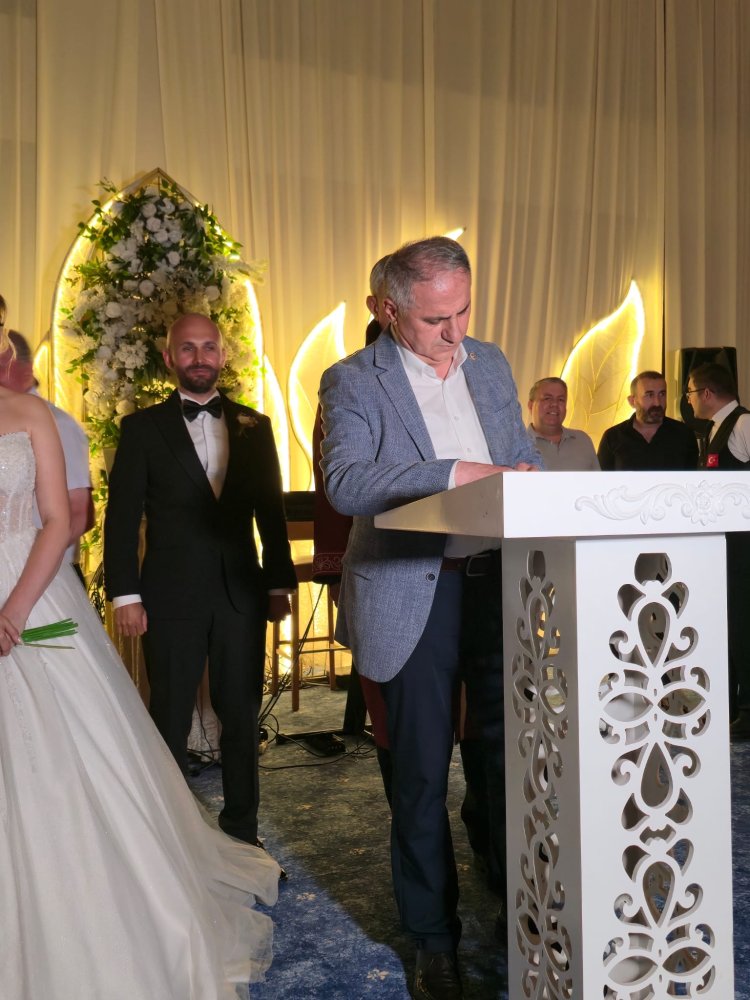 GENÇ ÇİFTİMİZE BİR ÖMÜR BOYU MUTLULUKLAR DİLERİZ...