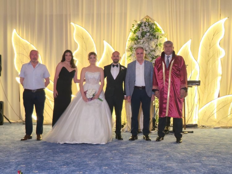 GENÇ ÇİFTİMİZE BİR ÖMÜR BOYU MUTLULUKLAR DİLERİZ...