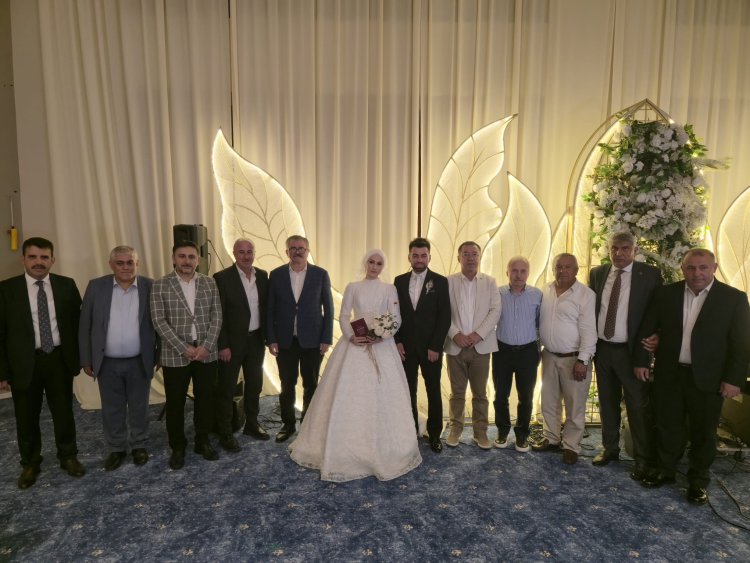 GENÇ ÇİFTİMİZE BİR ÖMÜR BOYU MUTLULUKLAR DİLERİZ...