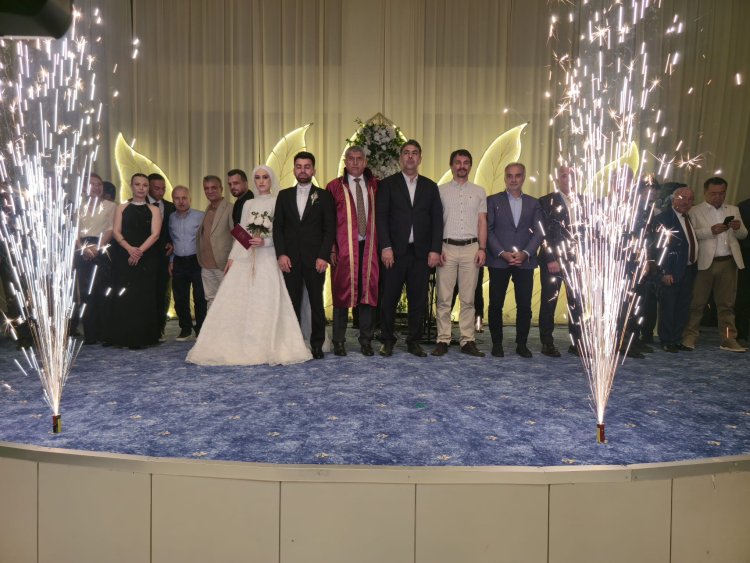 GENÇ ÇİFTİMİZE BİR ÖMÜR BOYU MUTLULUKLAR DİLERİZ...