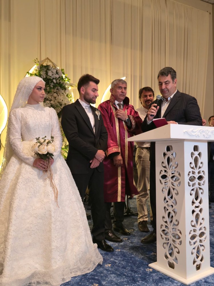 GENÇ ÇİFTİMİZE BİR ÖMÜR BOYU MUTLULUKLAR DİLERİZ...