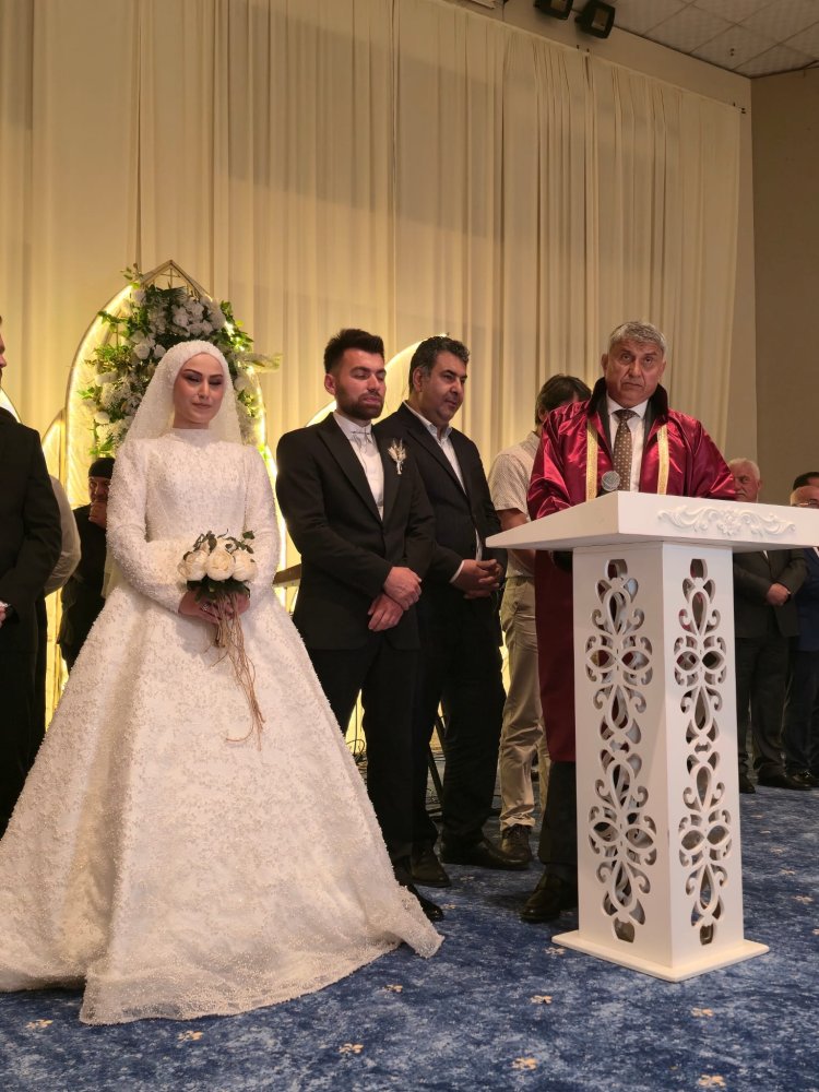 GENÇ ÇİFTİMİZE BİR ÖMÜR BOYU MUTLULUKLAR DİLERİZ...