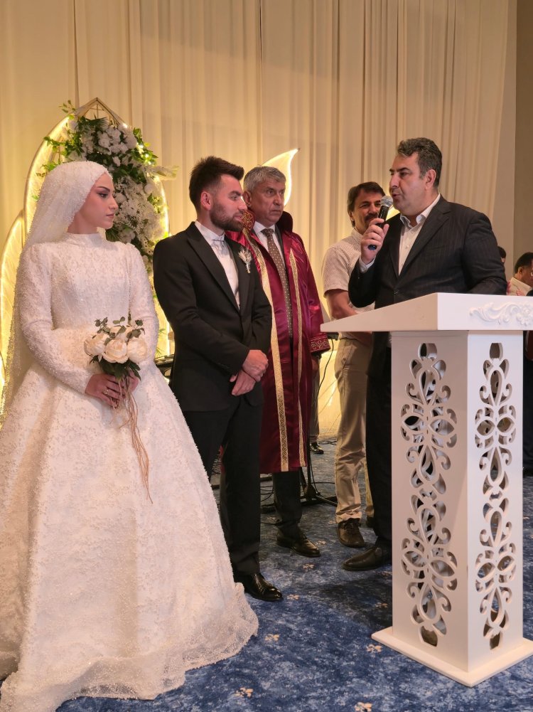 GENÇ ÇİFTİMİZE BİR ÖMÜR BOYU MUTLULUKLAR DİLERİZ...