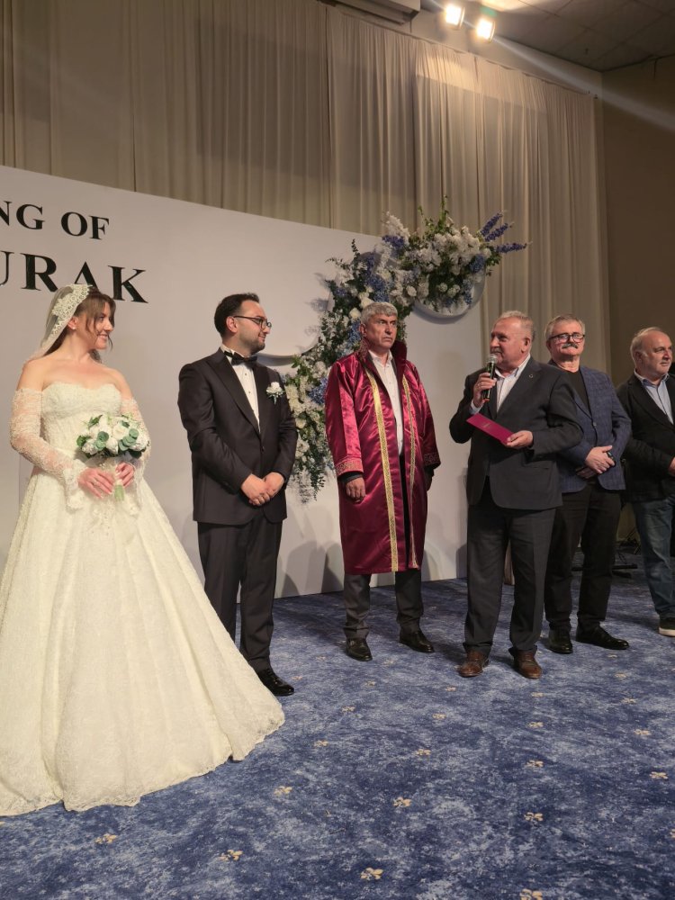 GENÇ ÇİFTİMİZE BİR ÖMÜR BOYU MUTLULUKLAR DİLERİZ...