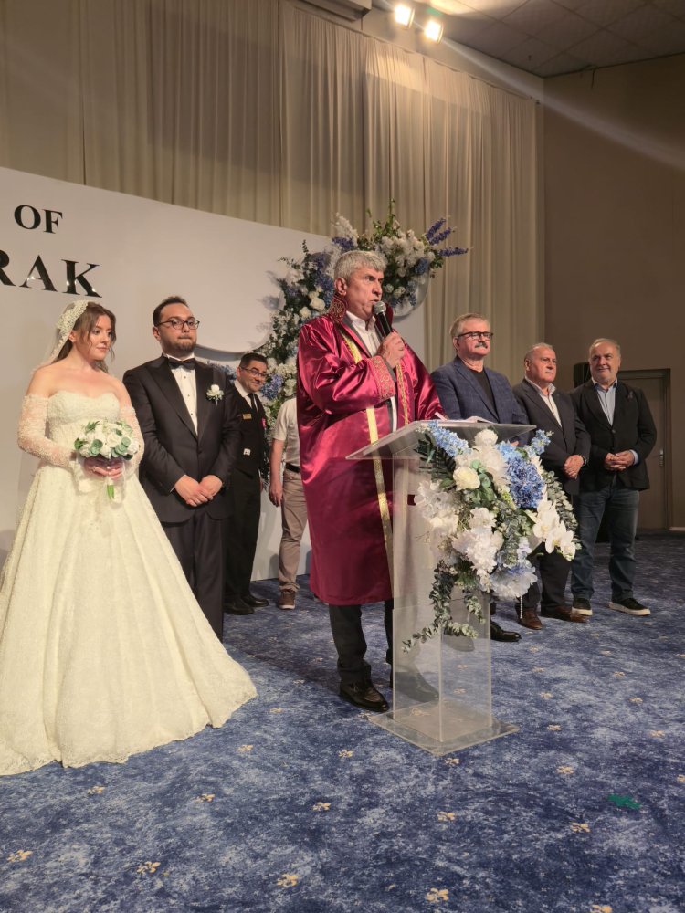 GENÇ ÇİFTİMİZE BİR ÖMÜR BOYU MUTLULUKLAR DİLERİZ...