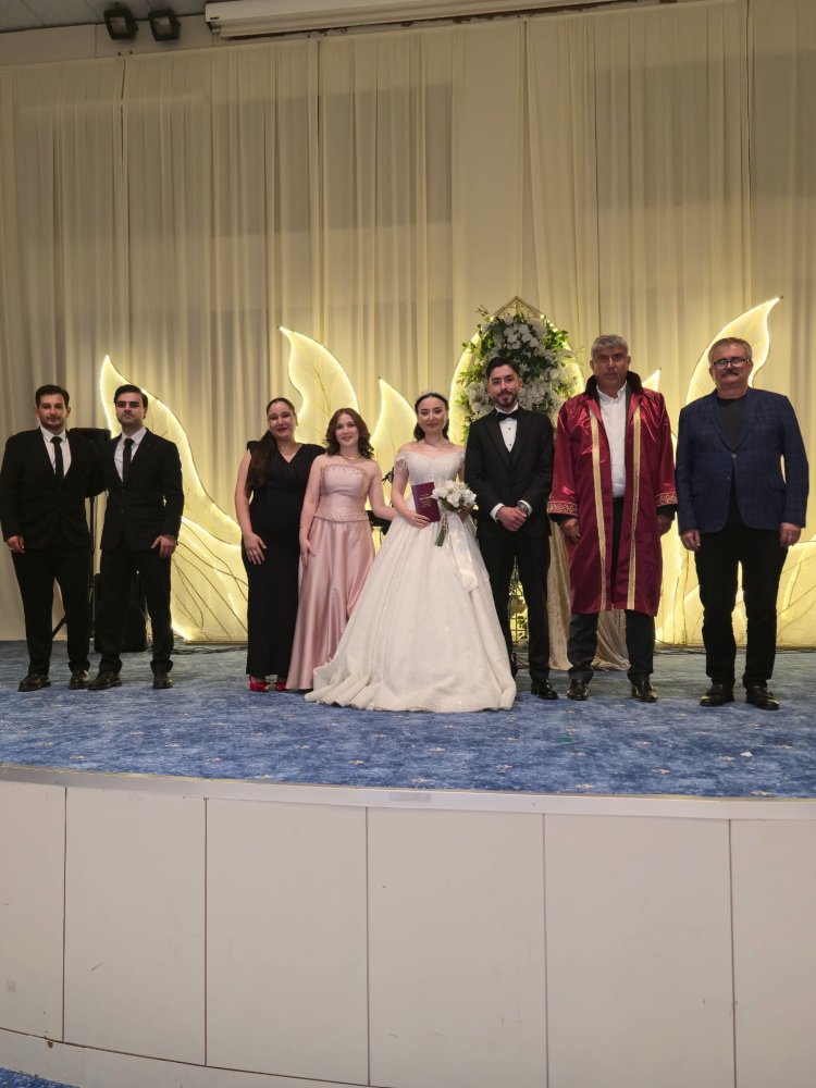 GENÇ ÇİFTİMİZE BİR ÖMÜR BOYU MUTLULUKLAR DİLERİZ...