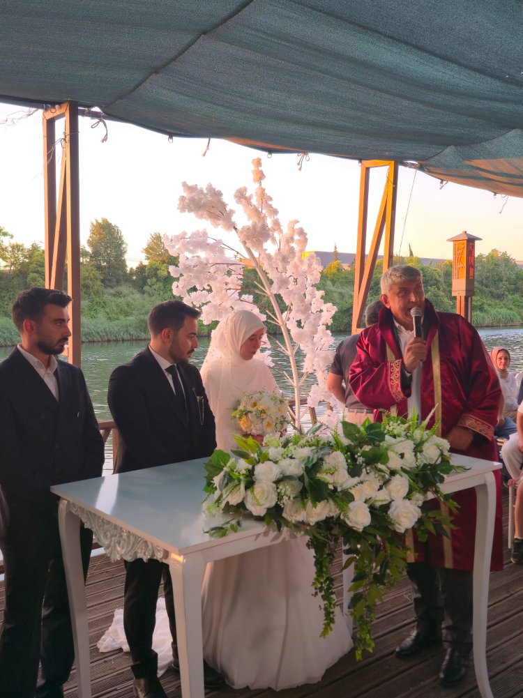GENÇ ÇİFTİMİZE BİR ÖMÜR BOYU MUTLULUKLAR DİLERİZ...