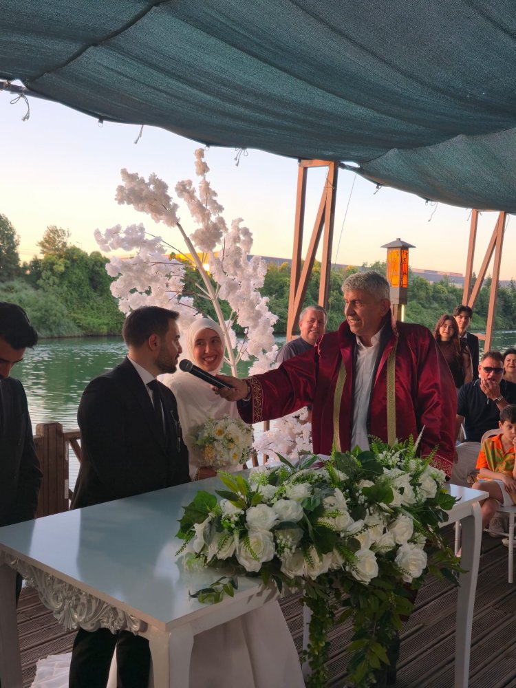 GENÇ ÇİFTİMİZE BİR ÖMÜR BOYU MUTLULUKLAR DİLERİZ...