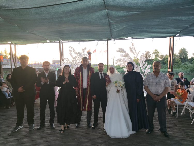 GENÇ ÇİFTİMİZE BİR ÖMÜR BOYU MUTLULUKLAR DİLERİZ...