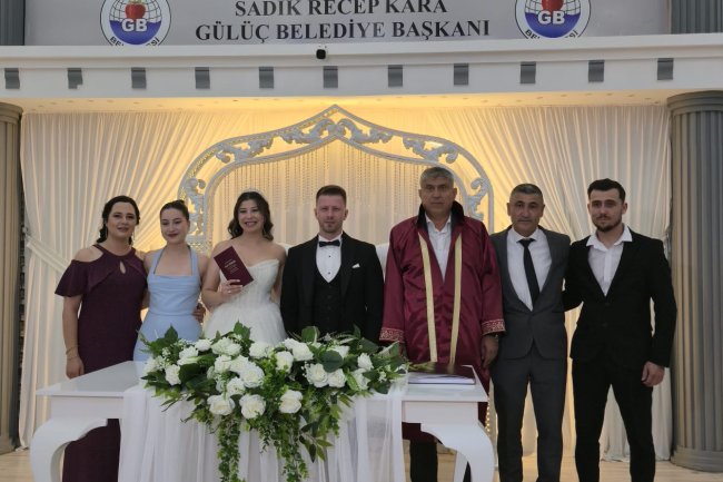 GENÇ ÇİFTİMİZE BİR ÖMÜR BOYU MUTLULUKLAR DİLERİZ...