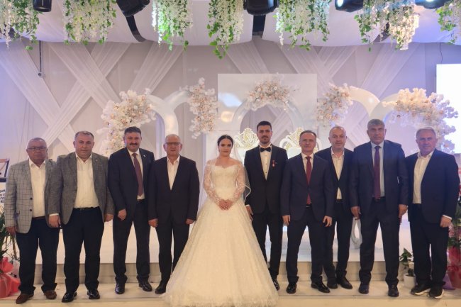 GENÇ ÇİFTİMİZE BİR ÖMÜR BOYU MUTLULUKLAR DİLERİZ...