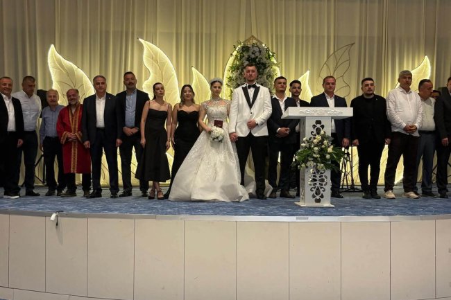 GENÇ ÇİFTİMİZE BİR ÖMÜR BOYU MUTLULUKLAR DİLERİZ...