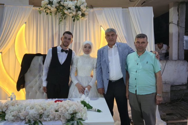 GENÇ ÇİFTİMİZE BİR ÖMÜR BOYU MUTLULUKLAR DİLERİZ...