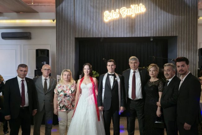 GENÇ ÇİFTİMİZE BİR ÖMÜR BOYU MUTLULUKLAR DİLERİZ...