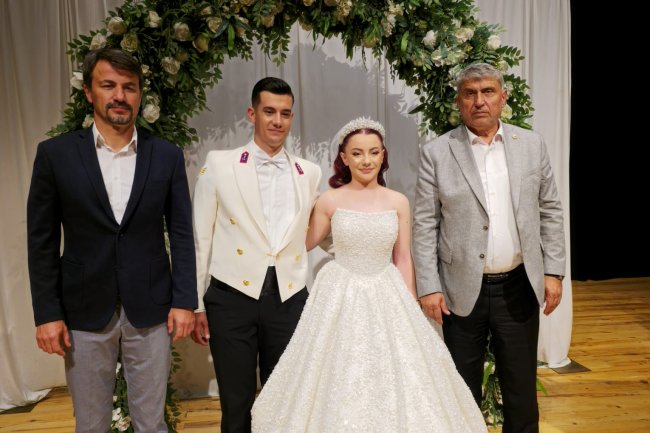 GENÇ ÇİFTİMİZE BİR ÖMÜR BOYU MUTLULUKLAR DİLERİZ...