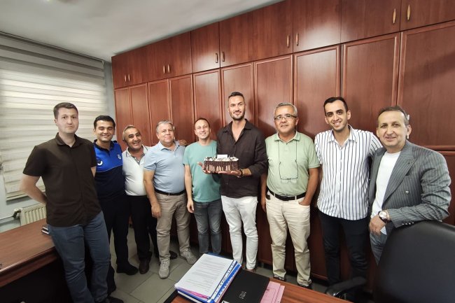 BELEDİYE BAŞKANIMIZ SADIK RECEP KARA BELEDİYE PERSONELİMİZ EMRAH YENERİN DOĞUM GÜNÜNÜ UNUTMADI...