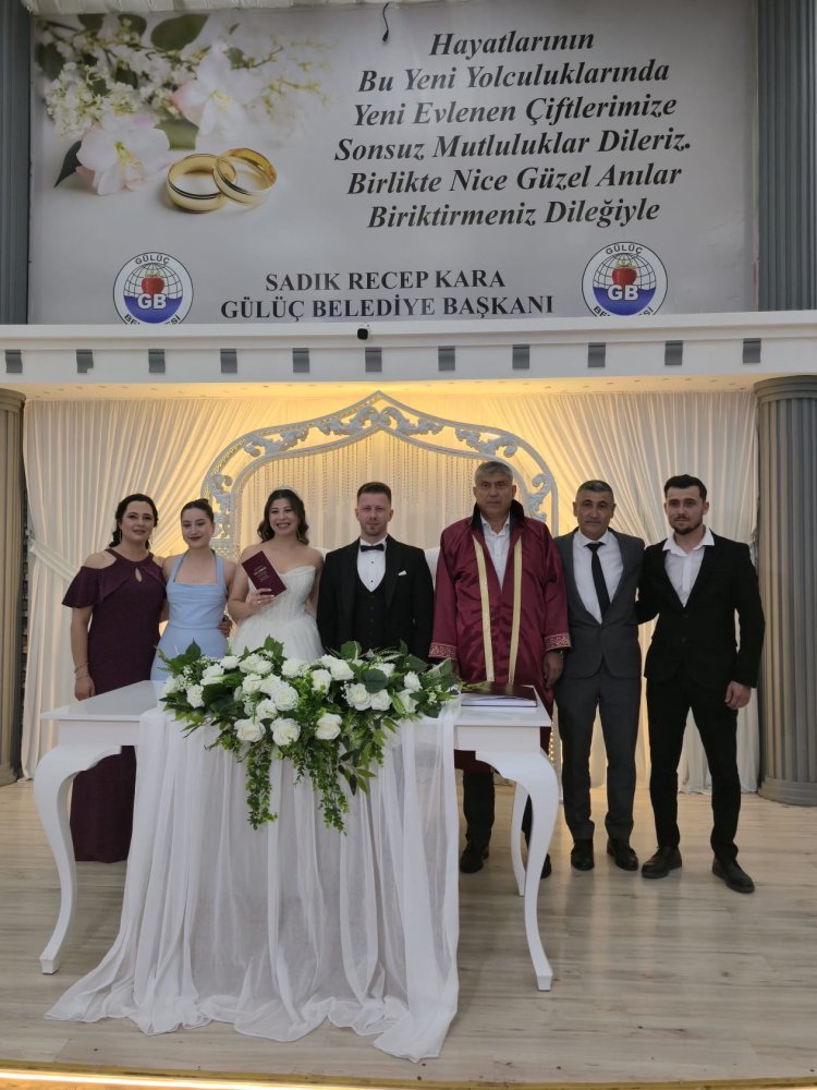 GENÇ ÇİFTİMİZE BİR ÖMÜR BOYU MUTLULUKLAR DİLERİZ...