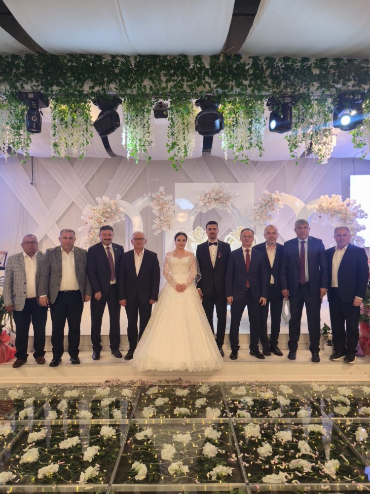 GENÇ ÇİFTİMİZE BİR ÖMÜR BOYU MUTLULUKLAR DİLERİZ...