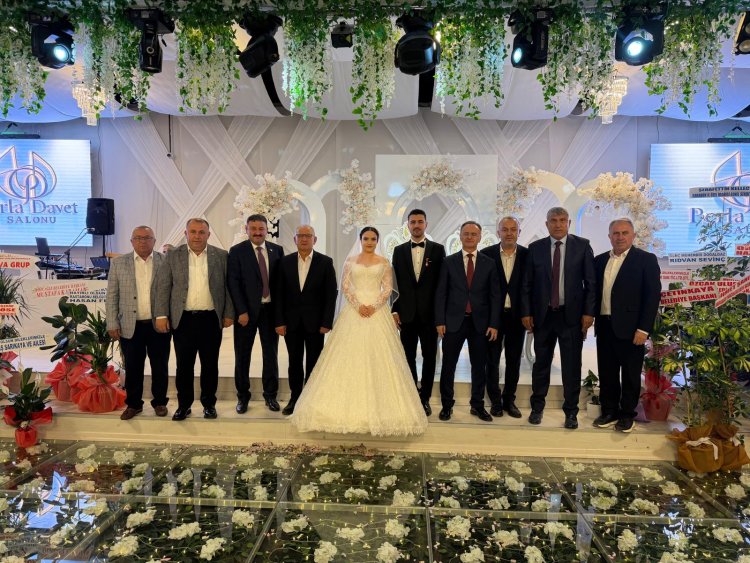 GENÇ ÇİFTİMİZE BİR ÖMÜR BOYU MUTLULUKLAR DİLERİZ...
