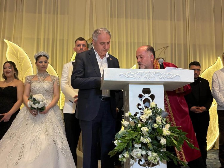 GENÇ ÇİFTİMİZE BİR ÖMÜR BOYU MUTLULUKLAR DİLERİZ...