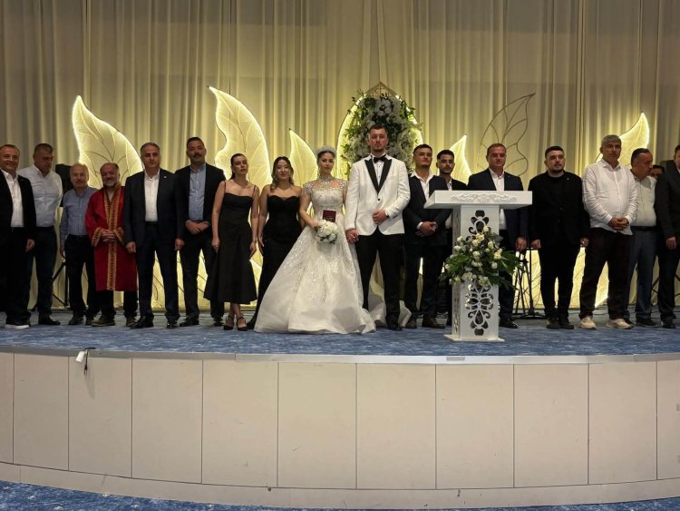 GENÇ ÇİFTİMİZE BİR ÖMÜR BOYU MUTLULUKLAR DİLERİZ...
