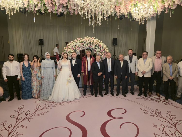 GENÇ ÇİFTİMİZE BİR ÖMÜR BOYU MUTLULUKLAR DİLERİZ