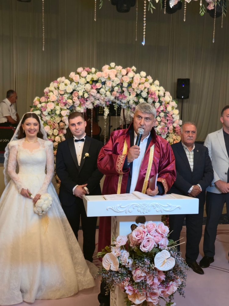 GENÇ ÇİFTİMİZE BİR ÖMÜR BOYU MUTLULUKLAR DİLERİZ