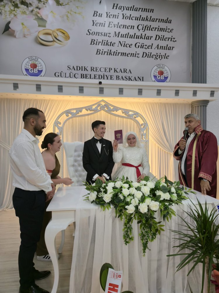 GENÇ ÇİFTİMİZE BİR ÖMÜR BOYU MUTLULUKLAR DİLERİZ...