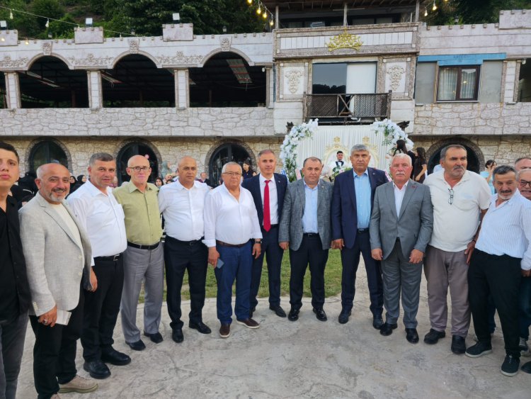 GENÇ ÇİFTİMİZE BİR ÖMÜR BOYU MUTLULUKLAR DİLERİZ...
