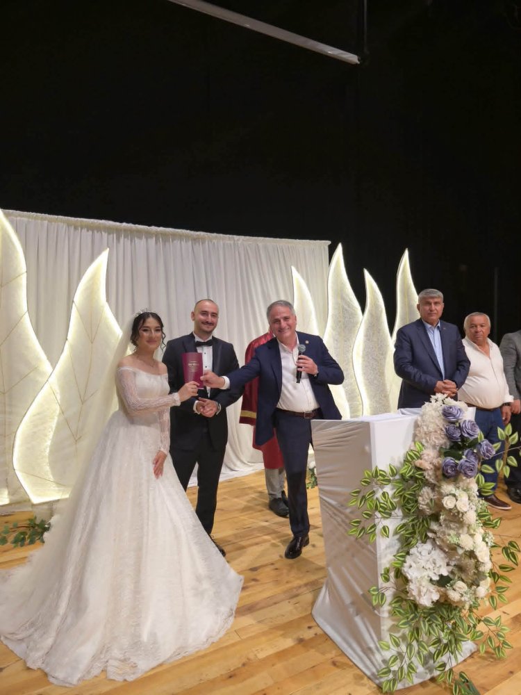 GENÇ ÇİFTİMİZE BİR ÖMÜR BOYU MUTLULUKLAR DİLERİZ...