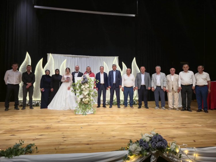 GENÇ ÇİFTİMİZE BİR ÖMÜR BOYU MUTLULUKLAR DİLERİZ...