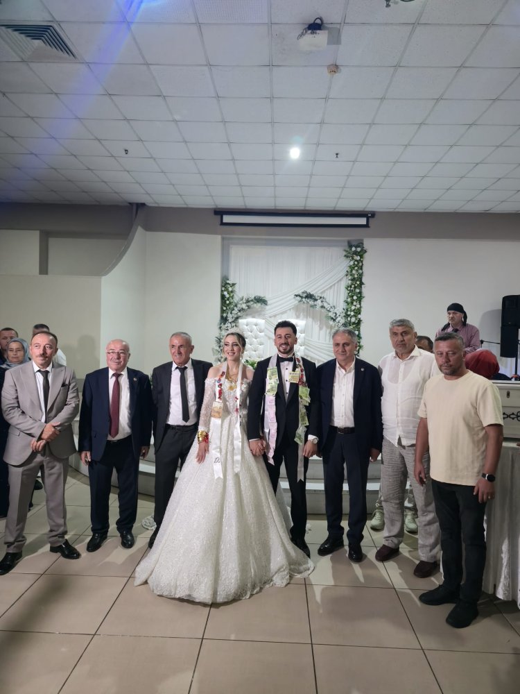 GENÇ ÇİFTİMİZE BİR ÖMÜR BOYU MUTLULUKLAR DİLERİZ...