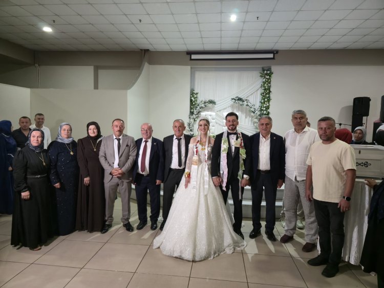 GENÇ ÇİFTİMİZE BİR ÖMÜR BOYU MUTLULUKLAR DİLERİZ...