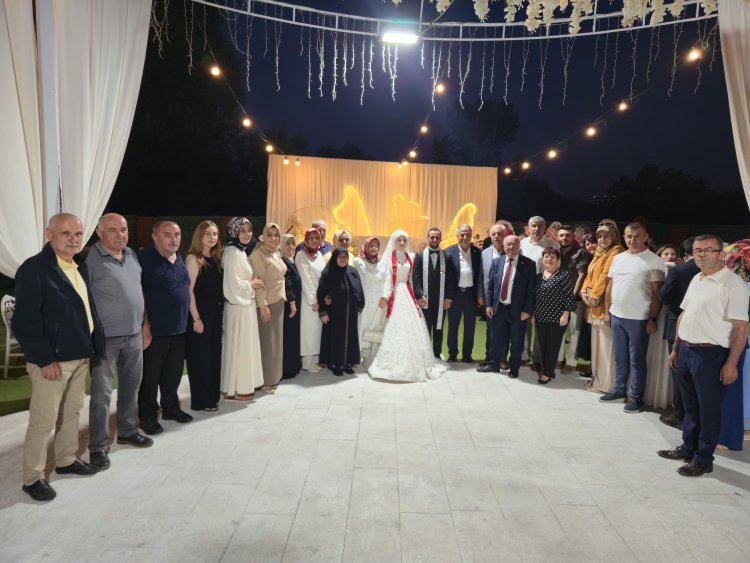 GENÇ ÇİFTİMİZE BİR ÖMÜR BOYU MUTLULUKLAR DİLERİZ...