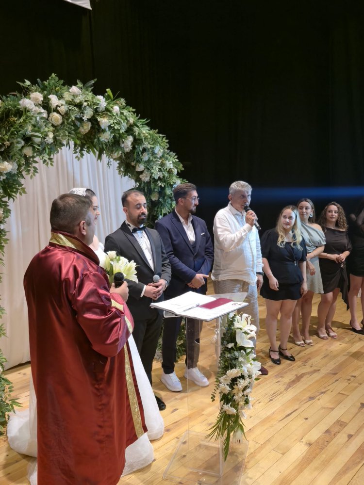 GENÇ ÇİFTİMİZE BİR ÖMÜR BOYU MUTLULUKLAR DİLERİZ...