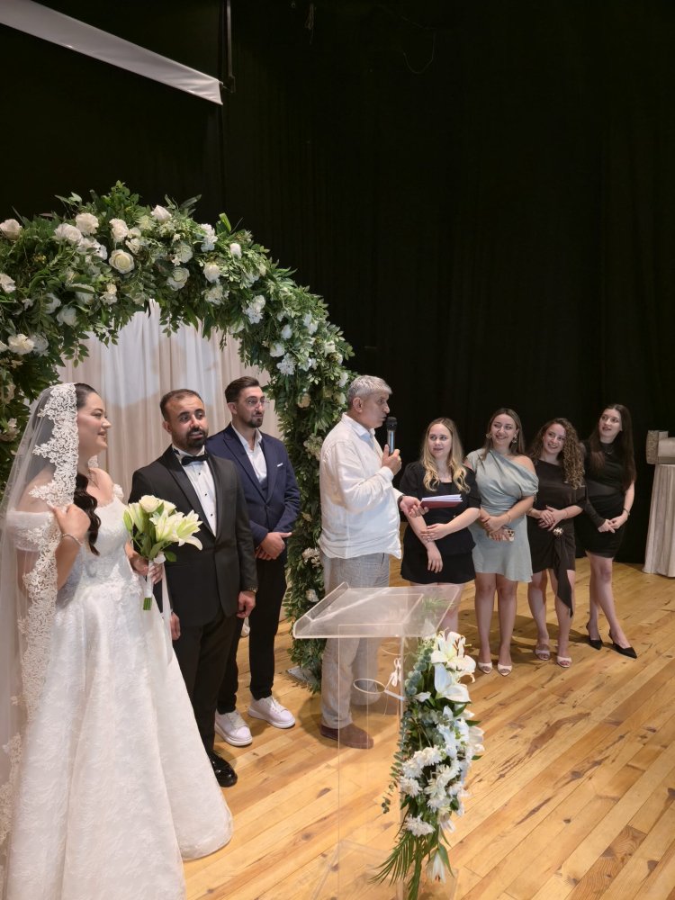 GENÇ ÇİFTİMİZE BİR ÖMÜR BOYU MUTLULUKLAR DİLERİZ...