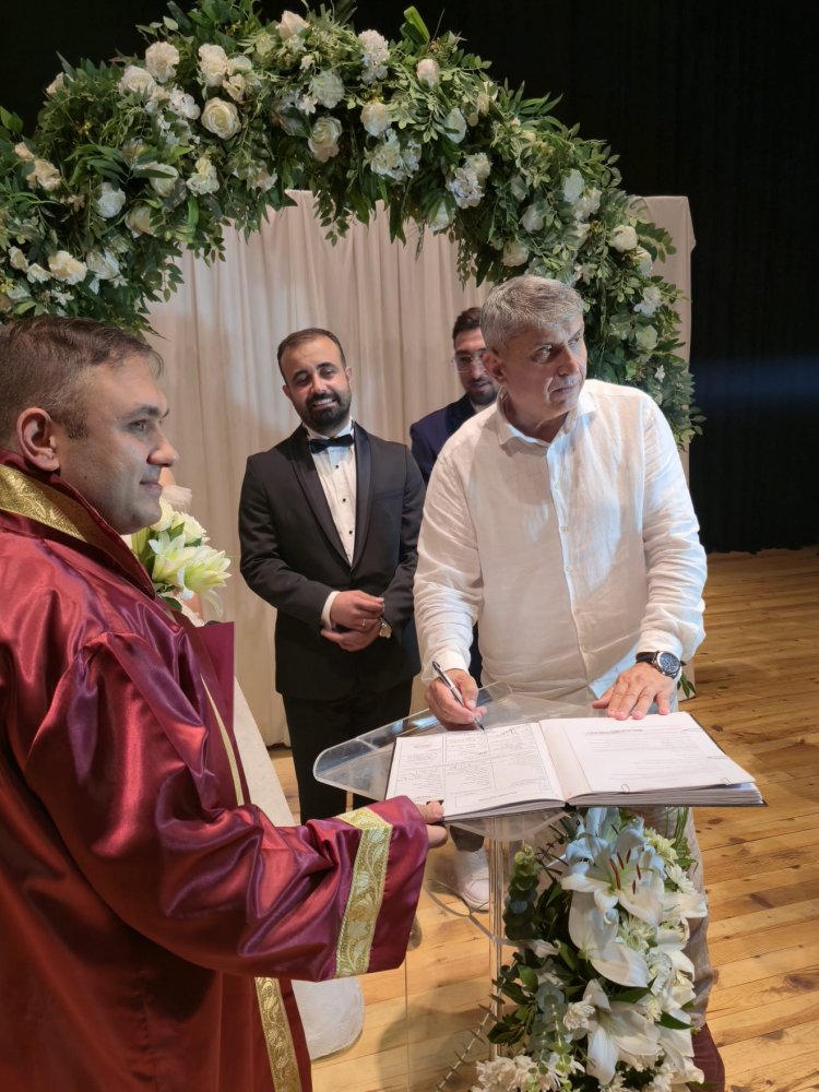 GENÇ ÇİFTİMİZE BİR ÖMÜR BOYU MUTLULUKLAR DİLERİZ...