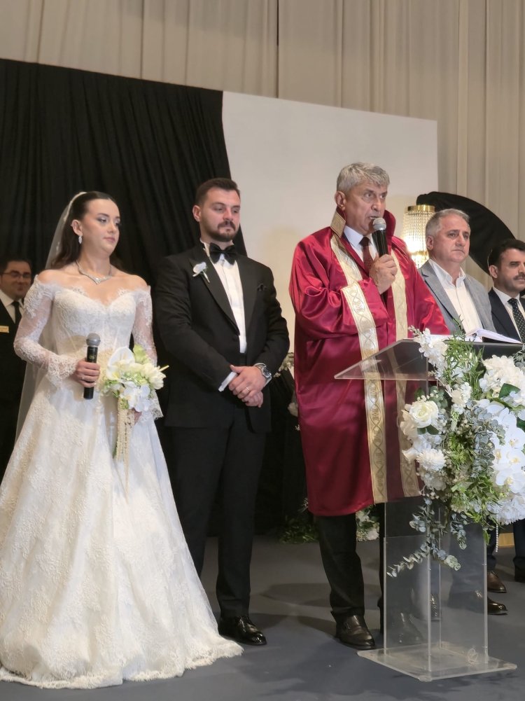 GENÇ ÇİFTİMİZE BİR ÖMÜR BOYU MUTLULUKLAR DİLERİZ...