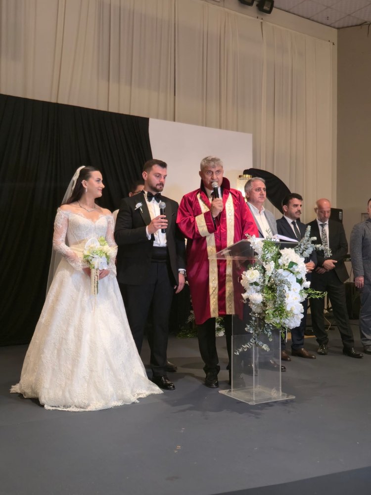 GENÇ ÇİFTİMİZE BİR ÖMÜR BOYU MUTLULUKLAR DİLERİZ...