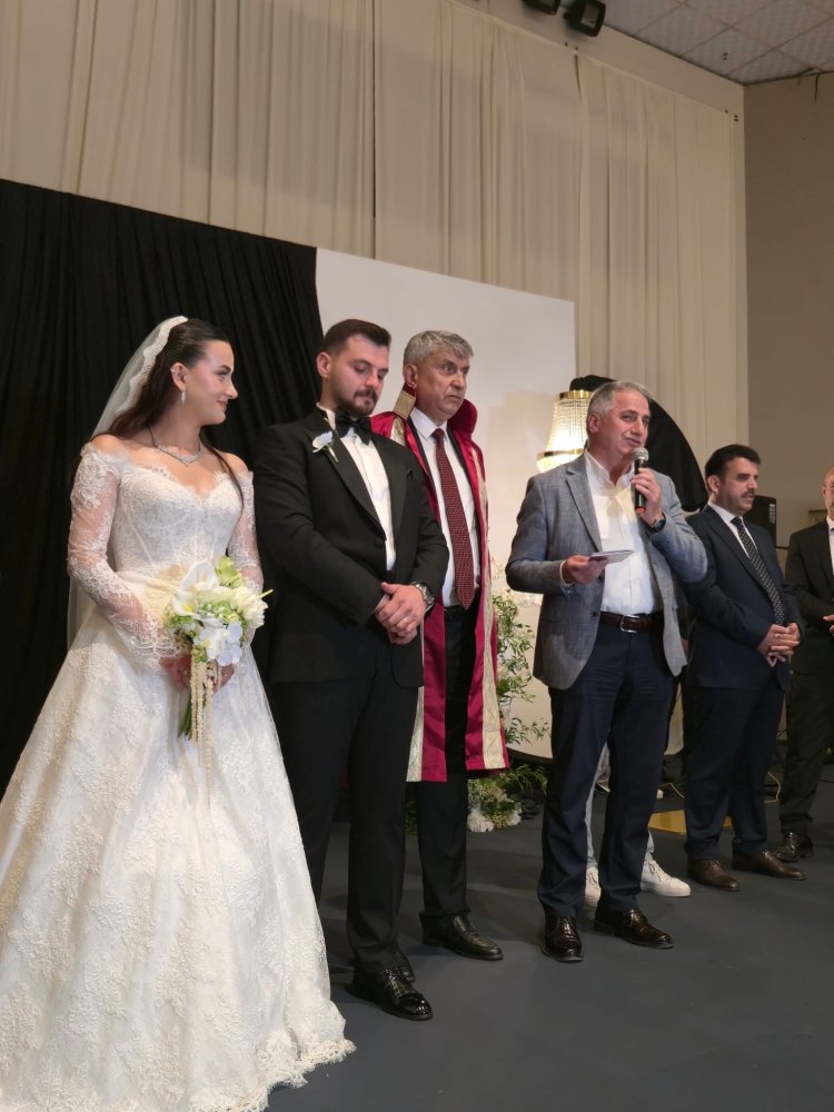 GENÇ ÇİFTİMİZE BİR ÖMÜR BOYU MUTLULUKLAR DİLERİZ...