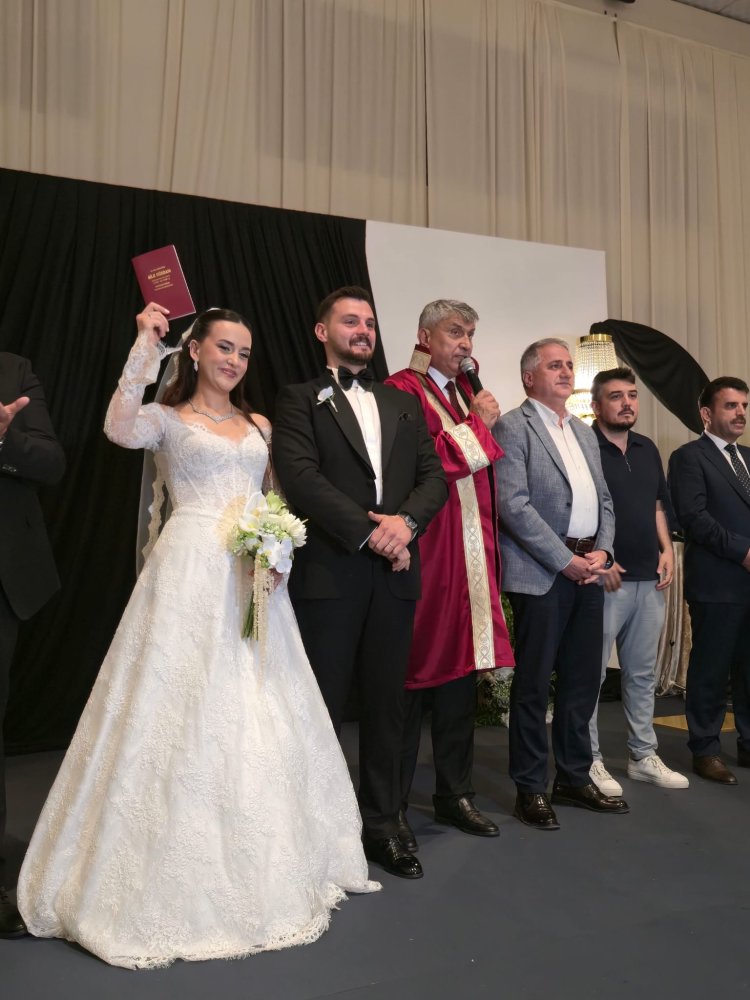 GENÇ ÇİFTİMİZE BİR ÖMÜR BOYU MUTLULUKLAR DİLERİZ...